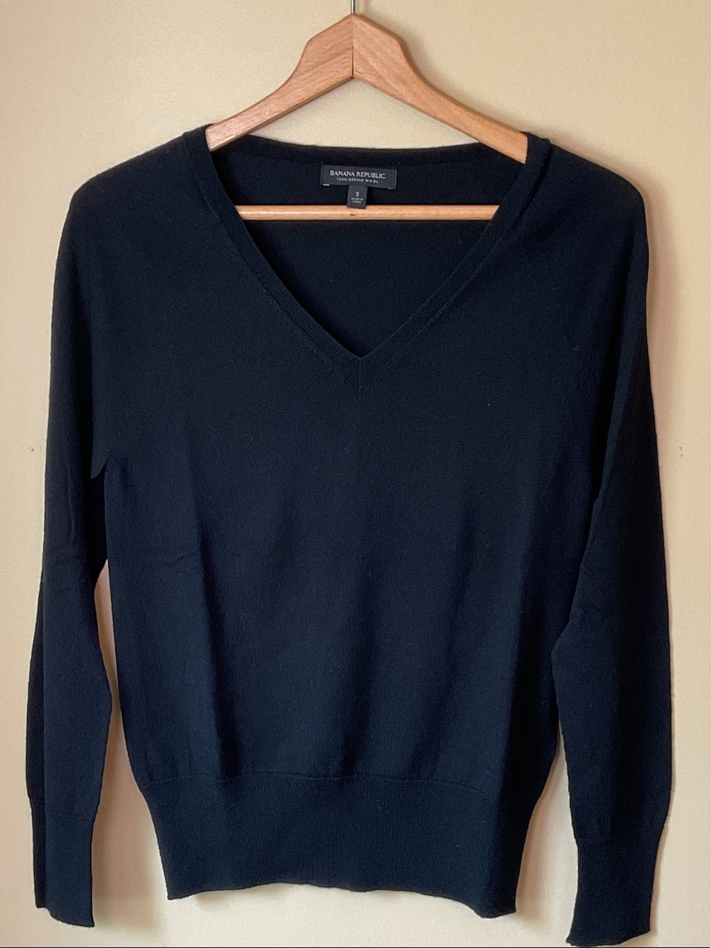 Banana Republic 100% Merino Wool Women's Black V-Neck Sweater Size S